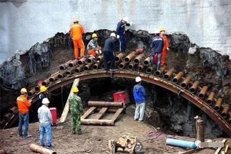 靖边隧道钢花管支护案例